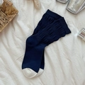 Marineblaue Socken mit weißer Kontrastspitze und Rippenstruktur im Flat-Lay-Stil - Einheitsgröße / Dunkelblau (Weiße Zehen)