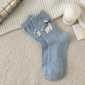 Calze in lana azzurre con jacquard a gatto bianco e fiocco a scacchi bianco e nero - Blu