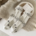 Beige Wollsocken mit süßen grauen Katzengesichtern, schwarzen Pfotenabdrücken und Umschlag - Einheitsgröße / Cremeweiß