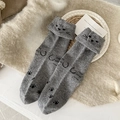 Dunkelgraue Wollsocken mit Katzenstickerei und Pfotenabdrücken auf Vlieshintergrund - Einheitsgröße / Grau
