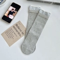 Calze a costine grigio chiaro con polsini a righe bianche e blu in stile minimalista - Grigio chiaro