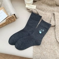 Dunkelgraue Socken mit blauer Katzenstickerei und 3D-Plüschball-Verzierung - Einheitsgröße / Dunkelgrau