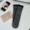 Calze grigio scuro con risvolto blu navy e un classico motivo a righe verticali a coste - grigio scuro