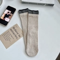 Chaussettes mi-mollet côtelées beige avec bords rayés noir et blanc, style minimaliste - Khaki