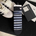 Calze di cotone a righe blu scuro con simpatico ricamo a coniglio bianco in stile preppy - Coniglio Grigio Nero