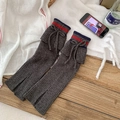 Calentadores de punto gris oscuro con rayas azules y lazos para un estilo de colegiala - Talla única / Gris
