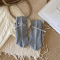Calcetines grises de punto con lazo de seda y detalle de mariposa en pedrería - Gris claro
