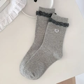 Calze in maglia grigio chiaro con bordi a volant scuri e ciondolo a cuore bianco - Grigio chiaro