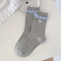 Eleganti calze grigie a metà polpaccio con volant azzurri e bottone a cuore bianco - A Righe Blu Grigio Chiaro