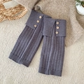 Calentadores de punto gris oscuro con dobladillo y tres botones de madera decorativos - Talla única / Gris