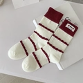 Calze crema con strisce bordeaux e toppa carina con cartone mela e cane dolce - Bianco