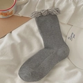 Chaussettes mi-mollet grises en maille côtelée avec bordures volantées pour femme - Taille unique / Gris clair
