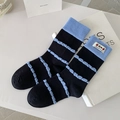Calze a righe blu e nere con simpatica toppa a forma di mela e cane dei cartoni - Nero