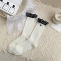 Weiße Socken mit gerippter Struktur, schwarz-weißem Karorand und Zierknopf-Detail - Einheitsgröße / Weiß