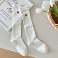 Calze bianche in cotone al ginocchio con bordo in pizzo e lettera A ricamata in rosso sul lato - Bianco (Ricamo Lettera A)