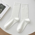 Chaussettes blanches minimalistes en coton côtelé avec décor de magazine épuré - Taille unique / Blanc Blanchi