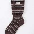 Braune Crew-Socken mit blau-weißen Streifen und 'OUR likable' gewebtem Etiketten-Patch - Kaffee-Blau Gestreift