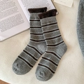 Retro graue Streifensocken mit braunem Lammfell-Saum und weicher Strickstruktur - Kaffeebraun