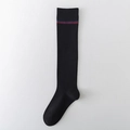 Kniehohe schwarze Strickstrümpfe mit sportlichen roten und blauen Streifen und Rippstruktur - Einheitsgröße / Schwarz