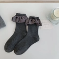 Graue Strick-Rippsocken mit lila Rüschenrand und schwarzen Schleifenstickereien - Einheitsgröße / Dunkelgrau
