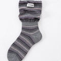 Graue gestreifte Socken mit weißem Webetikett und bunten horizontalen Mustern - Grau