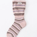 Rosa College-Socken mit bunten Streifen und weißem Logo-Etikett in Wadenhöhe - Rosa
