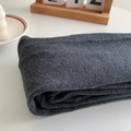 Leggings de punto gris oscuro doblados en un ambiente hogareño moderno y minimalista - Talla única / gris oscuro