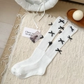 Calcetines altos blancos de punto acanalado con lazos de satén negro estilo coquette - Blanco