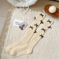 Calcetines altos crema con lazos de seda negros y tejido de canalé de estilo ballet - Beige