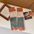 Calcetines tabi retro bicolor en verde gris y naranja con textura de punto de canalé - Talla única / Color-blocking Naranja