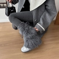 Détail de jambières en fausse fourrure gris foncé avec rubans et texture pelucheuse - Taille unique / Gris