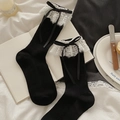 Chaussettes tricotées Lolita noires avec dentelle blanche et rubans de soie élégants - Taille unique / Noir