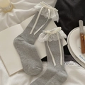 Chaussettes grises en tricot avec bordure en dentelle blanche et petit nœud doux - Taille unique / Gris