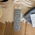 Calze grigie con motivi a fiocco bianco e trama a maglia verticale su legno - Taglia unica / Jacquard Con Fiocco Grigio