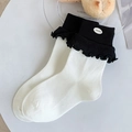Calcetines azul y gris con bloques de color, borde de volantes y botón decorativo - Talla única / Blanco