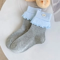 Calcetines de punto gris a media pantorrilla con ribete de volantes azul claro y botón - Talla única / Gris