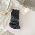 Calentadores grises de punto de ochos con textura acanalada para un estilo de invierno - Gris oscuro