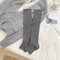 Japanische Beinstulpen in Grau mit Rüschensaum und Rippenstrick für Damen im Ballettstil - Einheitsgröße / Dunkelgrau