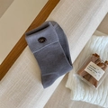 Wadenhohe graue Stricksocken mit braunen Knöpfen und goldenem Schleifendetail für Damen - Grau