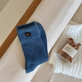 Dunkelblaue Rippstrick-Socken mit Vintage-Schleifenknopf für einen klassischen Look - Dunkelblau