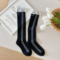 Calze alte nere con bordo in pizzo bianco, strisce laterali e scritta Smile - Stile Smile a Righe Verticali Nere
