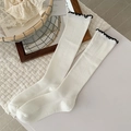 Chaussettes blanches à côtes avec bordures volantées noires et texture rayée - Blanc