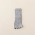 Calcetines de cinco dedos gris claro para hombre con textura de rayas verticales - Talla única / Gris claro