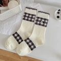 Süße cremefarbene Socken mit Hunde-Stickerei, Schachbrettmuster und Rüschenrand - Graues Gitter Welpe (Gitter)