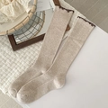 Chaussettes en tricot avoine avec bordure ondulée marron foncé et texture côtelée - Khaki Clair