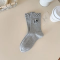 Calze grigie in cotone con ricamo di gatto e perla in un elegante stile a coste morbide - Taglia unica / Grigio chiaro