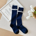 Dunkelblaue Wadenstrümpfe mit weißem Spitzenrand und gelber Smile-Stickerei - Navyblaues Smile-Stil