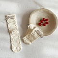 Calcetines de punto crema a media pierna con lazo floral y textura de rombos calados - Estilo de Lazo Floral / Celosía Blanco Crema