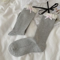 Chaussettes grises à côtes avec bordure en dentelle blanche et petit nœud rose - Taille unique / Gris