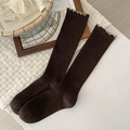 Chaussettes tricotées marron foncé avec bordure volantée et texture à rayures - Café Foncé
